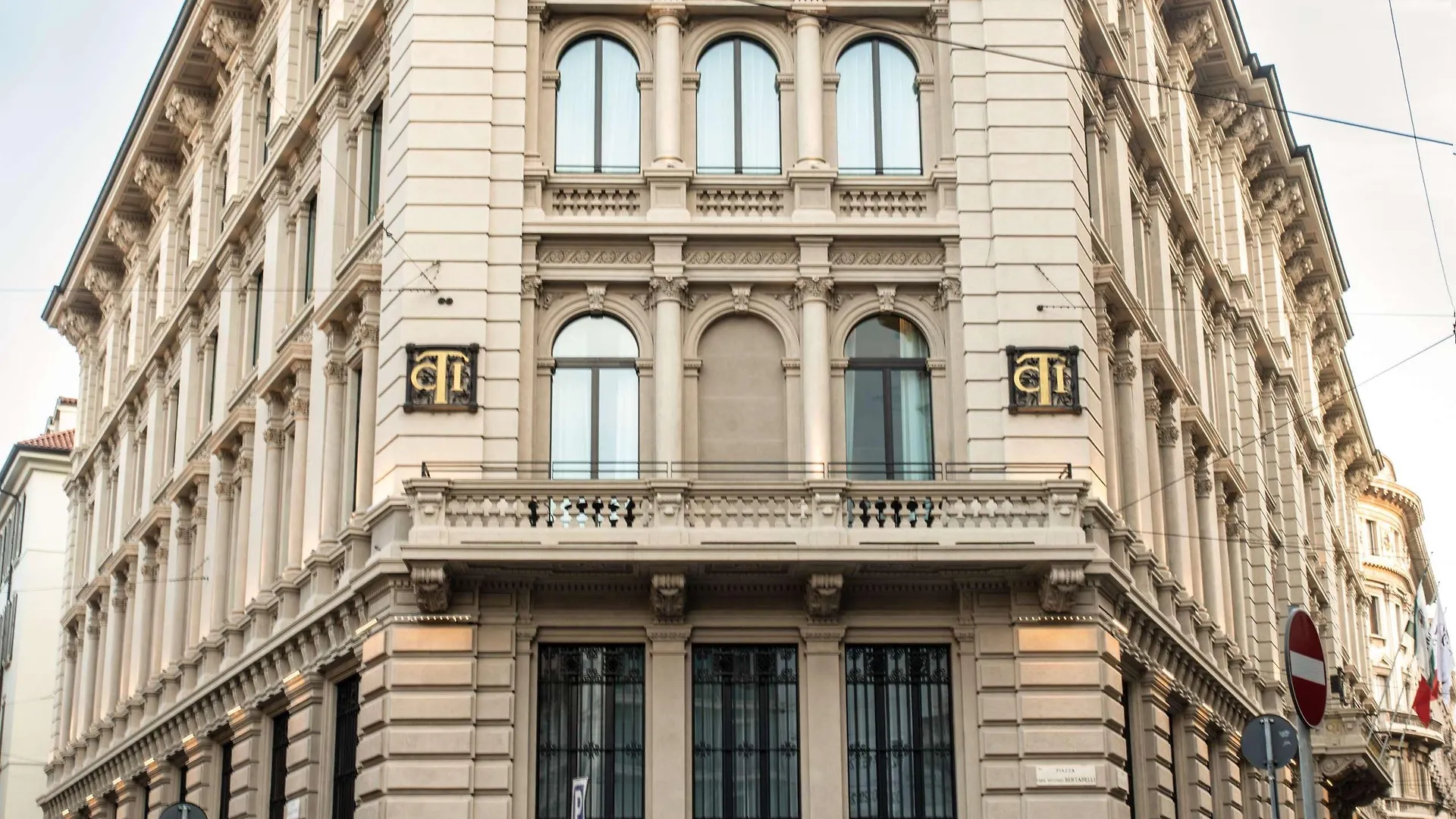 Radisson Collection Hotel, Palazzo Touring Club Милан Отель